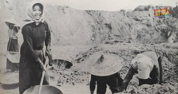 锡矿业丰盛时期，洗琉琅是妇女帮补家用的首选。 （照片取自“Melombong Bijeh Timah Di-Tanah Melayu”）