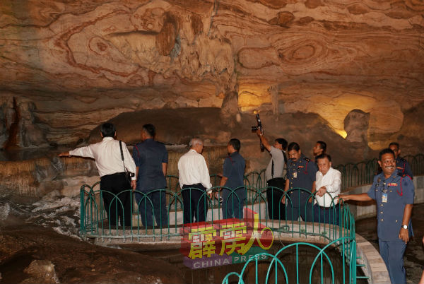 霹州消拯队在极乐洞进行巡视，确保该洞防火安全措施达标。