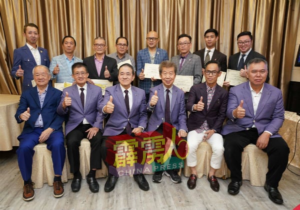 李富强（前看左起）、许文源、黄来兴、汤裕松、李志强及刘福兴，一同出席“第16届全国西装裁剪比赛”颁奖礼。