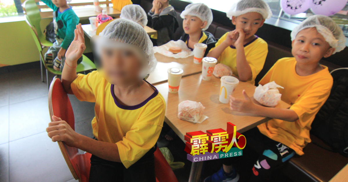 首次与同学们在快餐店体验自制汉堡包的过程及小游戏，桂寰婧（左）难得绽放开心的笑容。