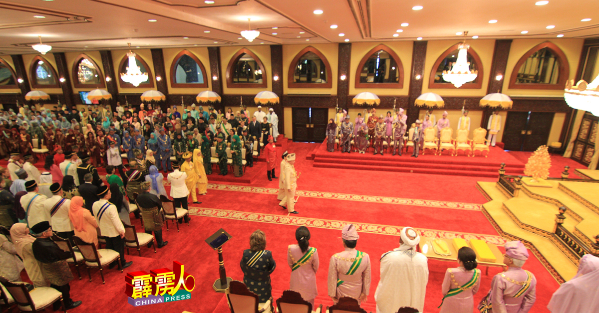 霹苏丹首日祝嘏及册封仪式，在江沙王宫峇莱隆斯里宫殿举行，场面庄严。