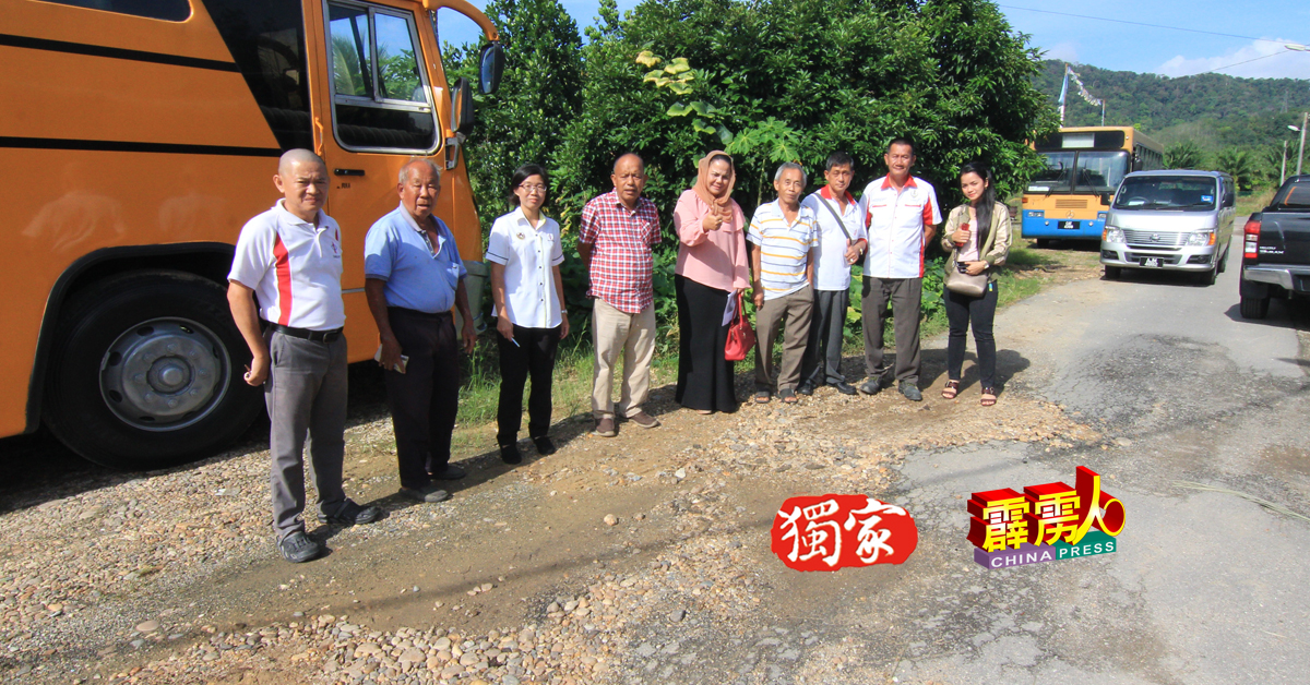 李树振（左2）自资沙石铺道路窟窿获得江沙市议会关注。