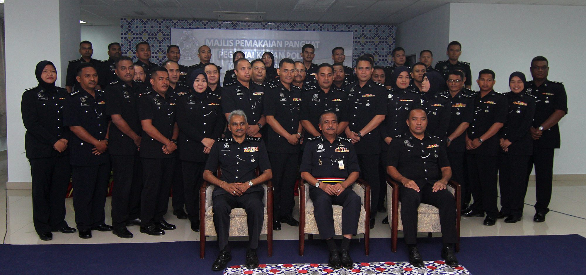 霹州共有43名警长擢升为助理警监（ASP），他们获得总警长纳沙鲁丁（前排中）主持升阶仪式后，拍照留念；前排左为苏雷斯。