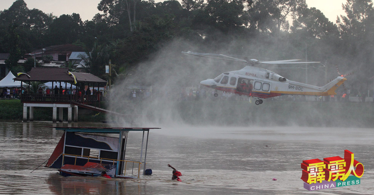 消拯队安排拯救直昇机及快艇，在霹雳河展开营救表演。