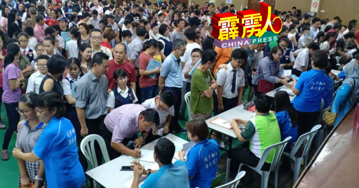 小六检定考试放榜，育才华小礼堂挤满家长及学生，以等待领取成绩。