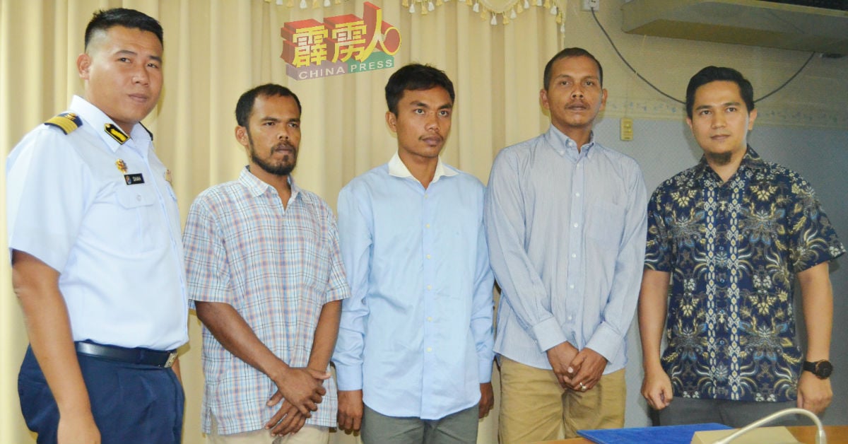 沙里赞（左）、莫哈末菲比凯拉（右）及3名状况良好的印尼籍渔民。