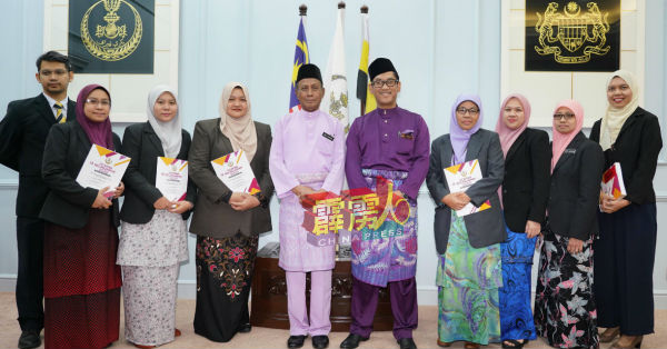 霹雳州财政司阿布峇卡（左5起）移交财政预算案给阿末法依扎後合摄。