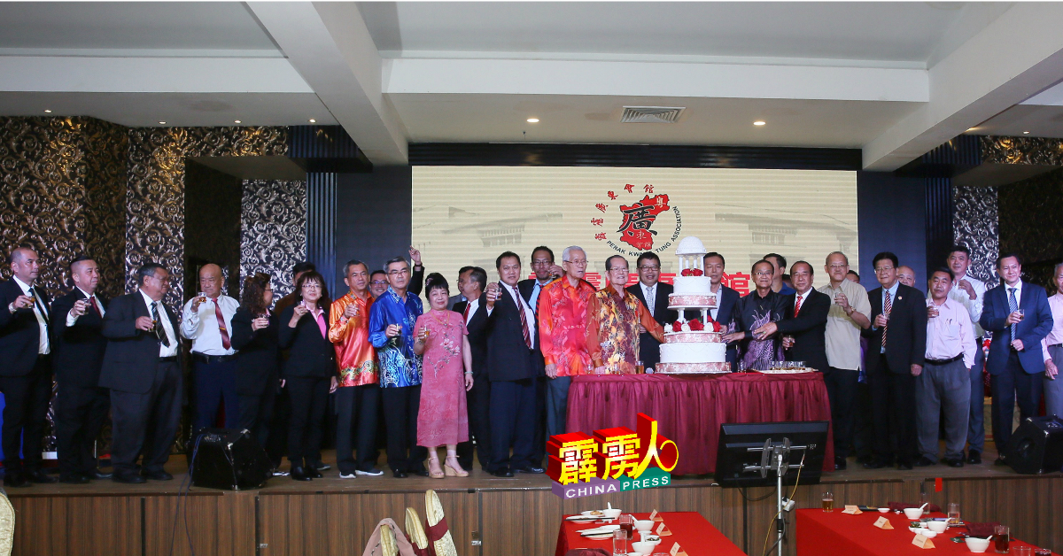 大马广联、霹雳东会馆与属会代表一同切纪念蛋糕及敬酒。