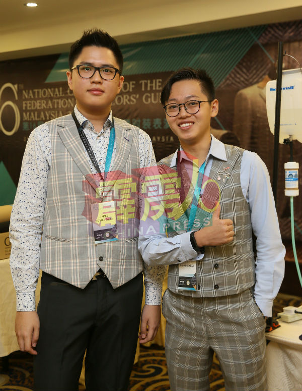 17岁的许宁轩（右起）和其19岁的堂哥许枟腾，参加时尚界的金手指比赛。