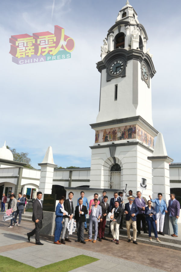 西装大队“杀到”大钟楼的观光景点，有助宣传霹州旅游业。