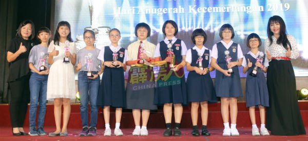 陈帼英（右）颁发全级首三名奖，给4年级至6年级学生。