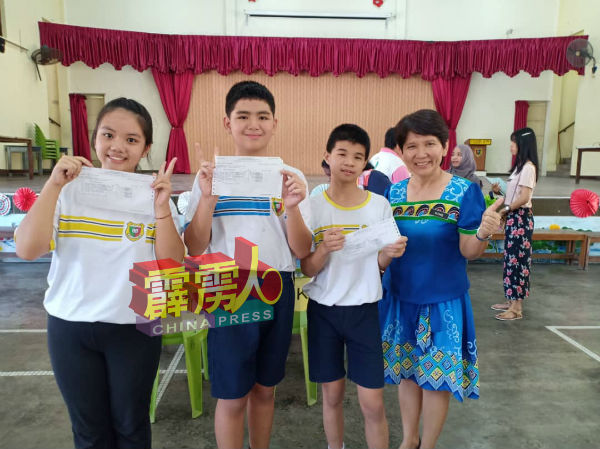 黄秋萍（右起）与考获7A的李轩翔、谢凯胜及张雅雯分享喜悅。