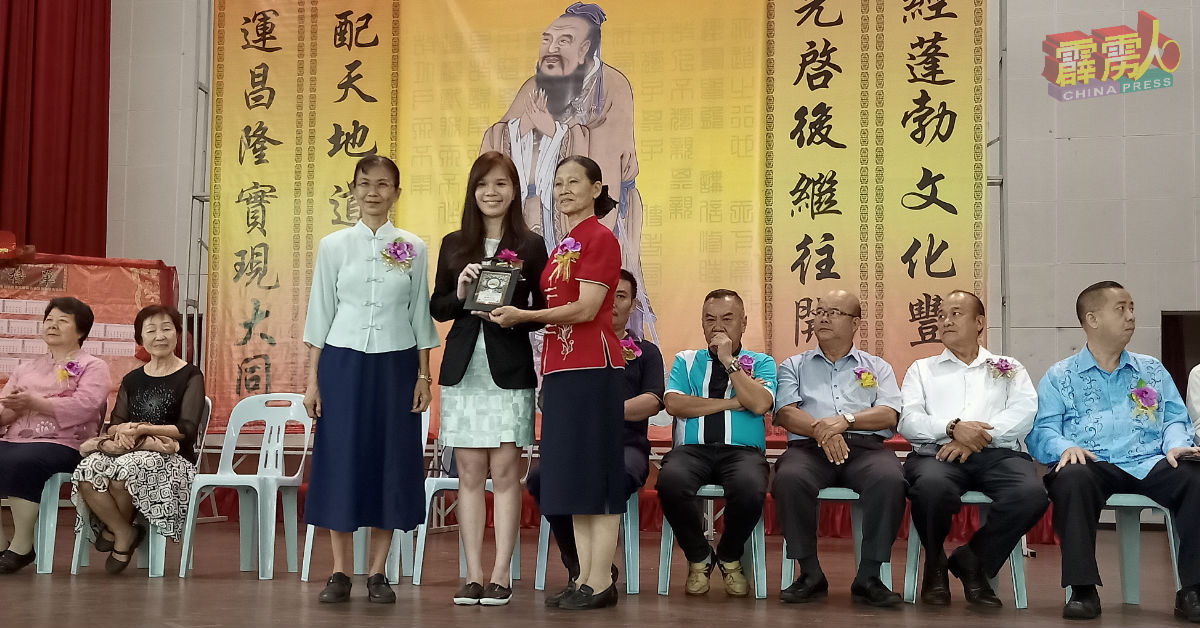 黄惠香（右起）赠送纪念品给张慧莹，左为朱丽娟。