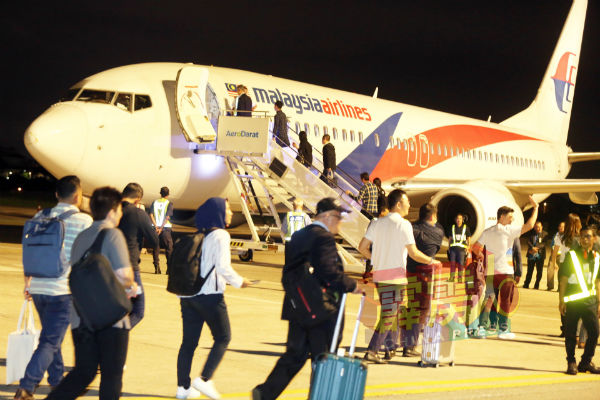首航约40名受邀旅客被邀乘搭，预计在周四凌晨3时许抵达广州白云机场。