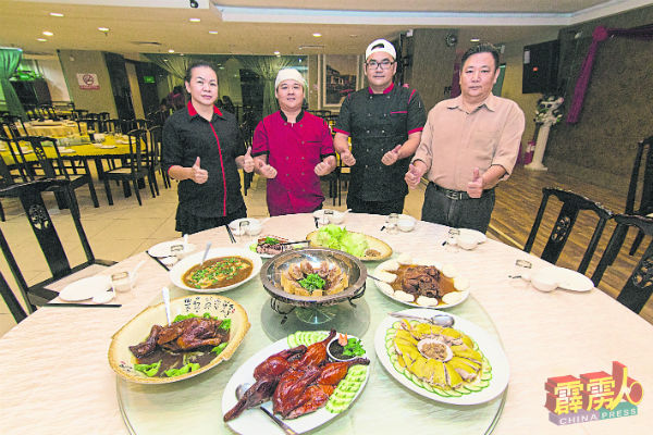 经理张冠凌（右起）、烧腊师傅宗川顺、大厨朱建胜、副经理邹晓虹，联合推荐7道菜色给食客。