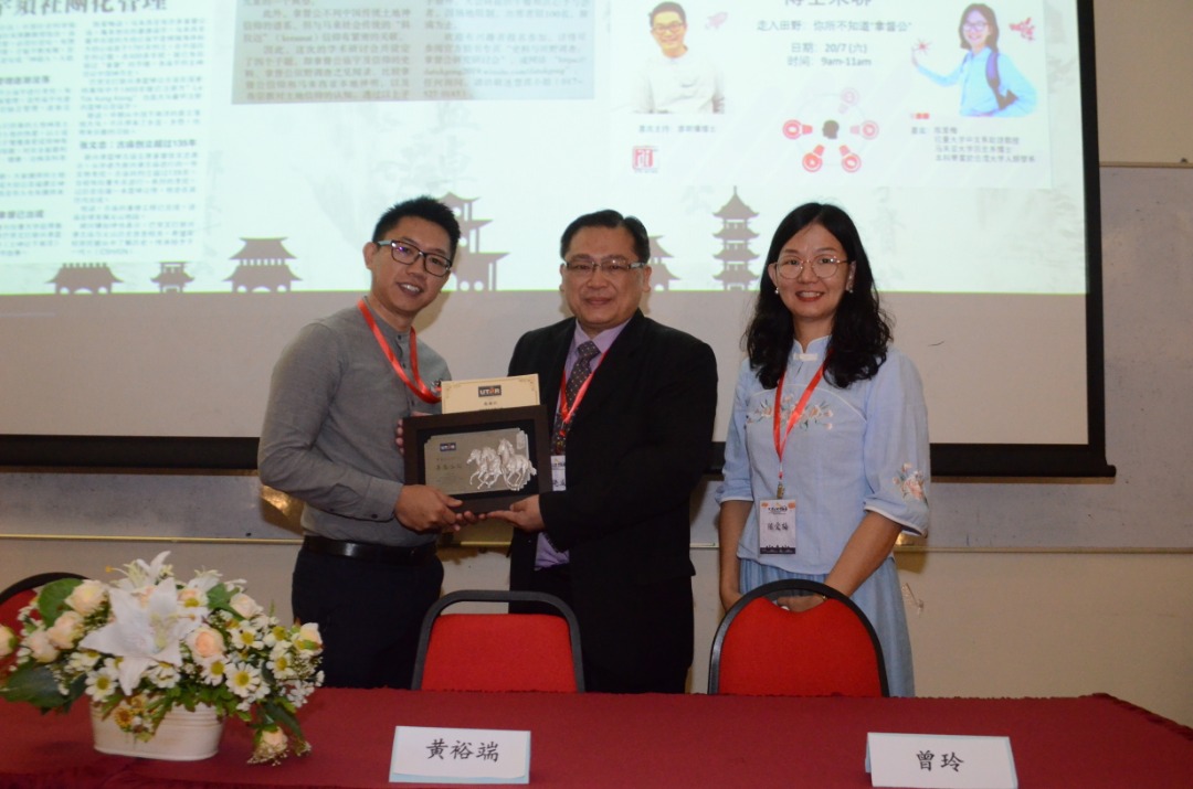 张晓威（右2）在陈爱梅（右1）的陪同下，颁发纪念品给黄联顺。