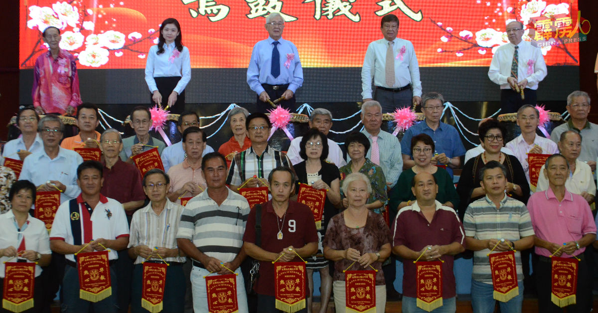 王家麟（后排左起）、古海燕、杨汉保、杨耀才、刘南川为捐助者进行鸣鼓仪式。