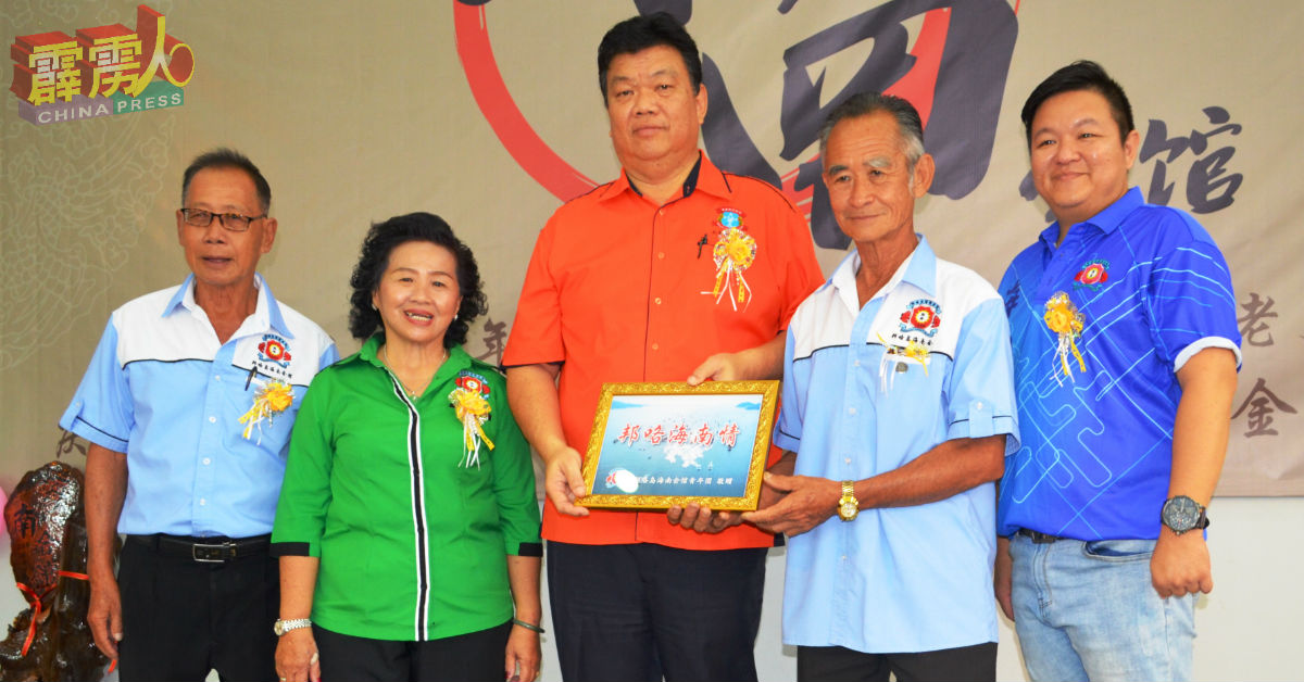 吴文光（右2起）在理事的陪同下，赠送纪念品给林日樑。