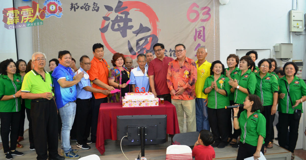 林日樑（前排左4起）、黄丽娟、吴文光、骆永舜及何量等人，主持唱生日歌及切蛋糕仪式。