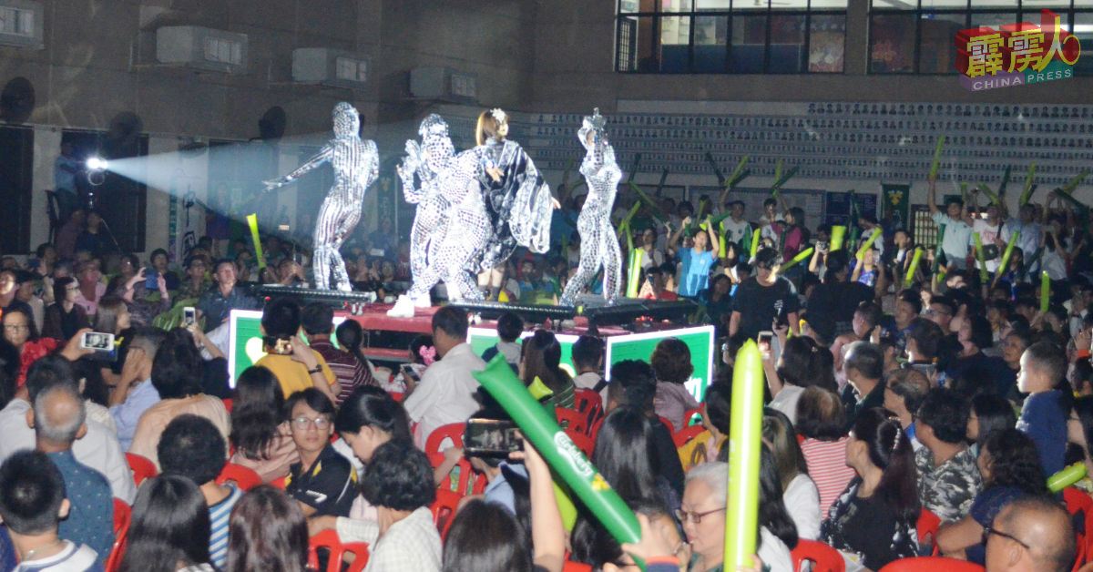 歌手和舞者在观众群中的临时舞台表演，与粉丝近距离互动。