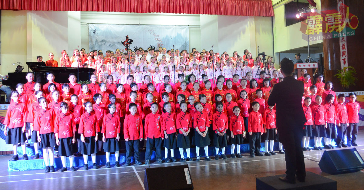 首次亮相公演的曼绒教师合唱团，和3所中小学合唱团一同演唱“同一首歌”。