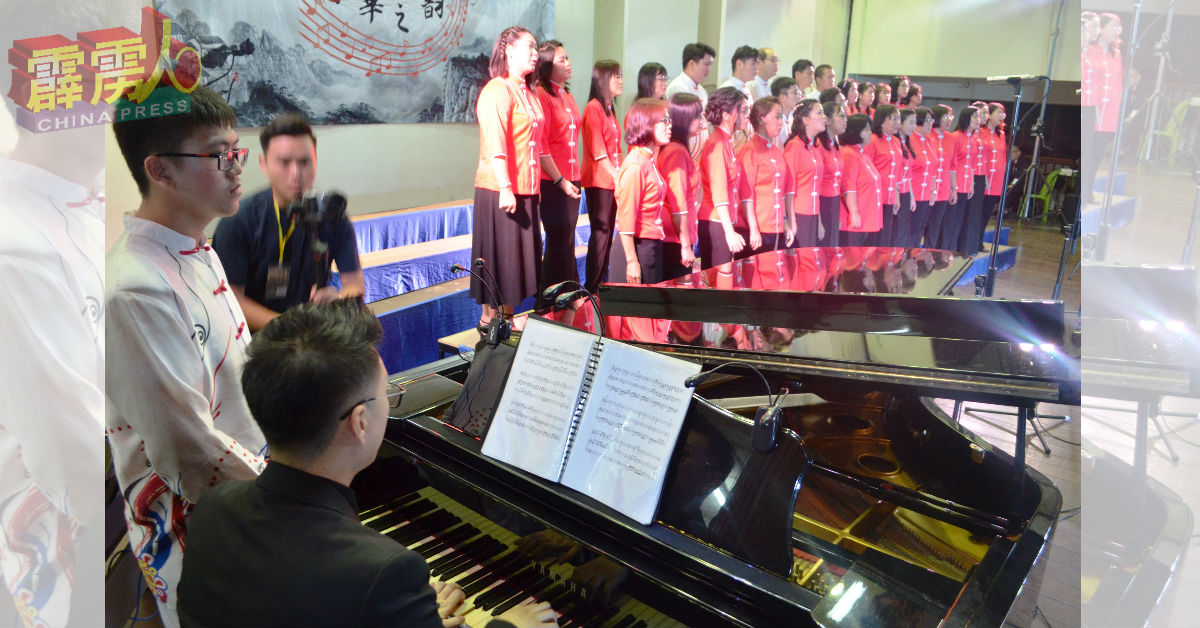 “中华之韵”歌唱会，全程只有钢琴伴奏，考验合唱团员的默契。