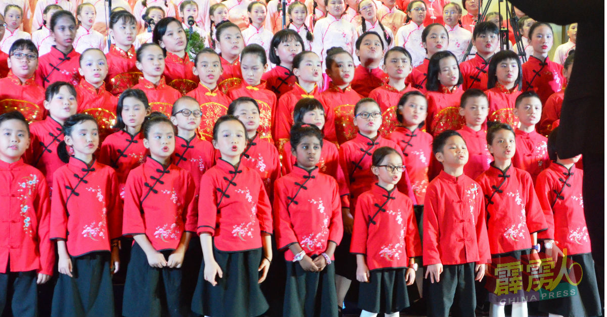 曼绒华校教师会鼓励各校成立合唱团，提升华社的文化素养。