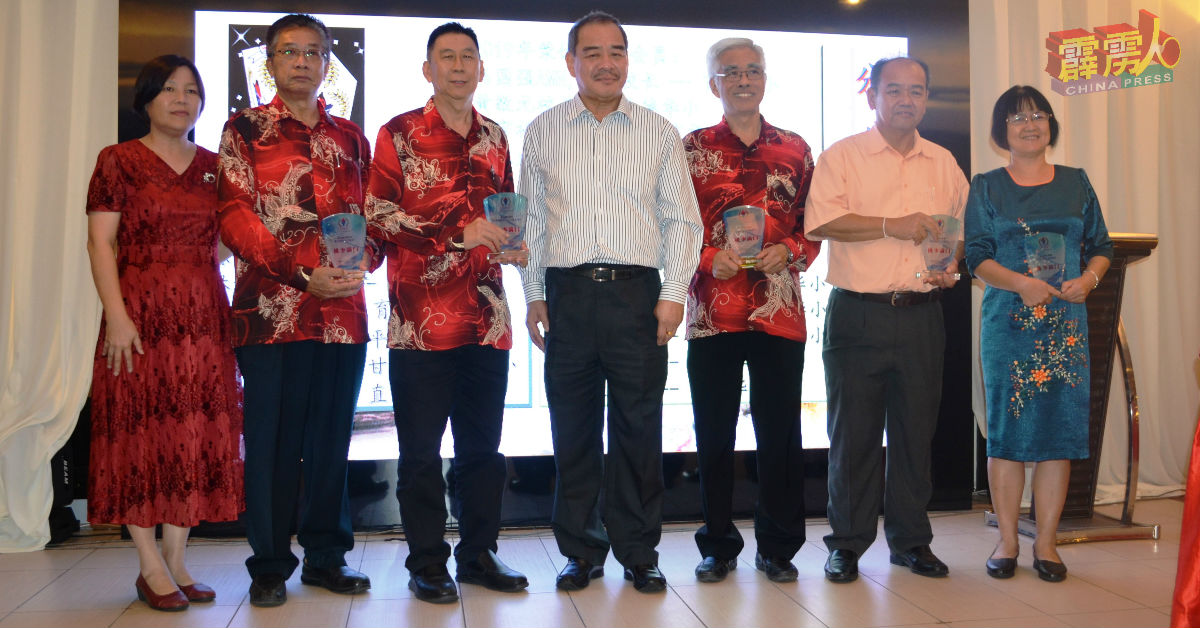 薛凤钻（左）和工委会名誉顾问丹斯里江作汉（左4）颁赠纪念品给荣休校长王秀兰（右起）、邓永成、黄敬元、冯国强（右5起）及陈官福。