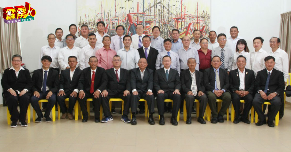 班台育青独中新届董事成员，左为校长郭花妹及郑孝川（左6）。