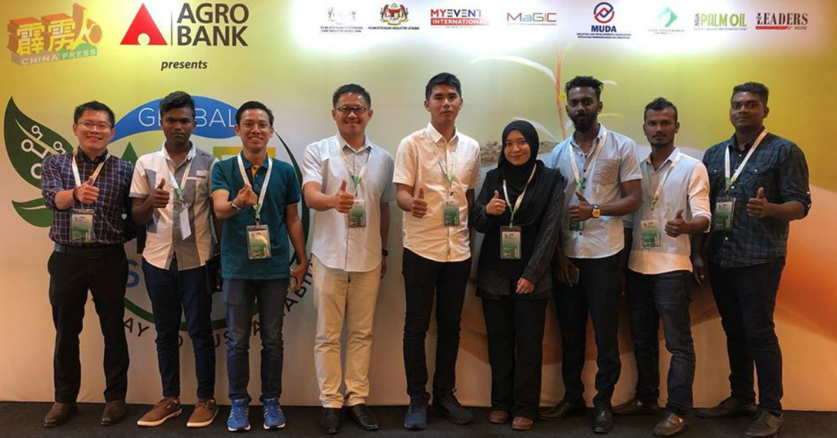 陈大富（左4）和团队获得全球农业科技峰会颁发的 “无人机技术运用卓越奖”，左起为陈大祥（左起）、哲亚迪斯、阿兹万、苏良添、胡斯娜、沙迪斯及迈迪。