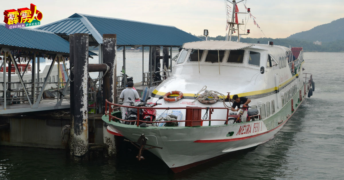 邦咯岛民指吉灵丸一带的年长居民，至今仍依赖当地码头的渡轮接送服务，前往邦咯岛市区。