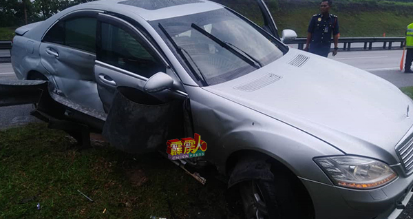 聂莫哈末查华威的奔驰轿车失控撞上防护栏后，右边车门受损。
