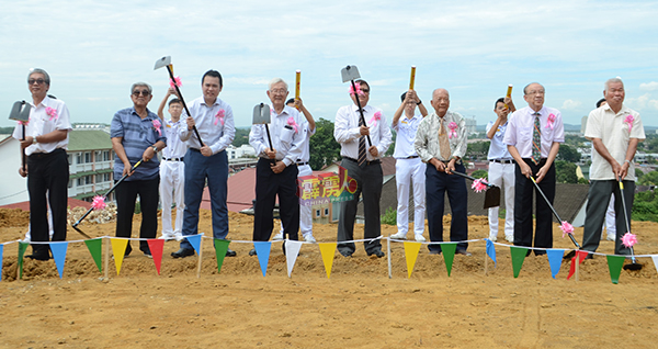 张哲敏（左3起）、杨汉保、杨耀才、李丙文、刘南川及曾廷保为培元独中学生宿舍综合楼进行动土礼。