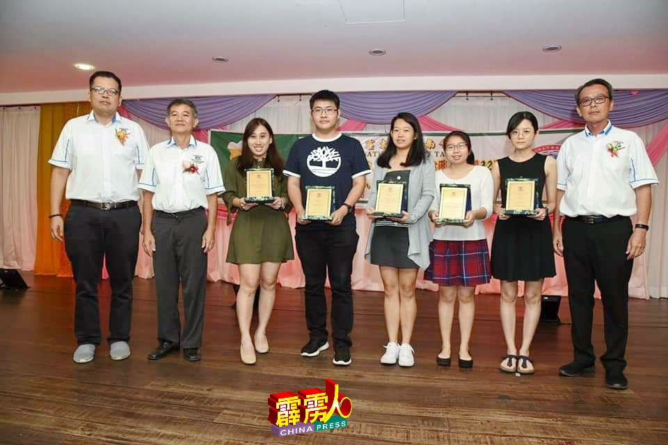 大专学成的会员子女，获得该会领导人的祝福，左起翁书文、陈世策，右是陈尔汉。