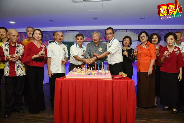 宾主共切周年庆典蛋糕，左2起韩慕华、副主席龙仕彬、陈世策、林鸿昌及陈尔汉。