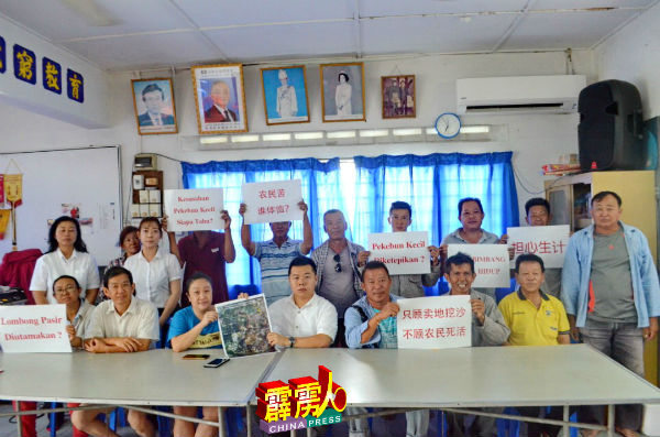 刘国南（前左4起）和黎光伟要求州政府和霹州发展机构，清楚交代官员向农民收集资料的目的。