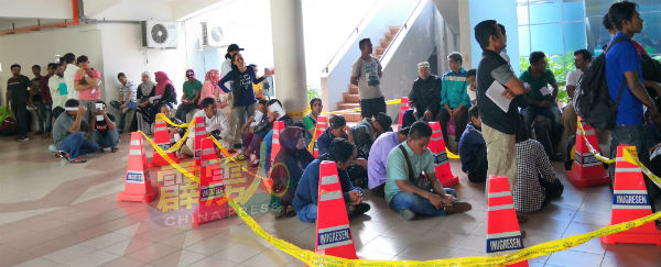 根据记者在霹州移民局外劳办事处外的观察，现场有许多申请者在排队等候申请“永远不再回来”计划。