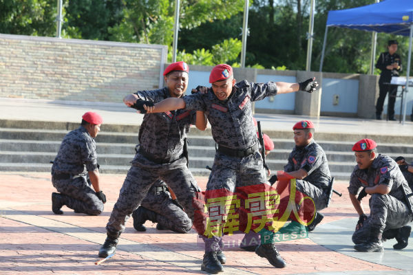霹州移民 特别部队在场表演如何制服暴乱者。