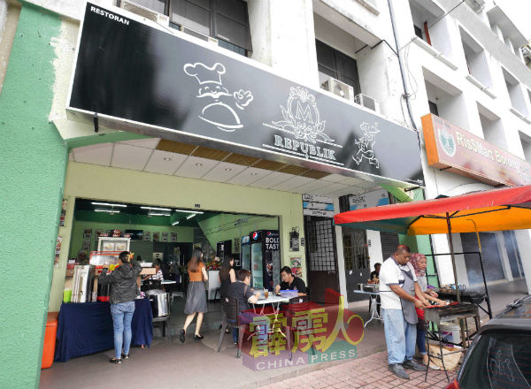 位于吉灵当商业区的M Republik主打售卖吉兰丹美食，并在食物酱料上花了点心思，以更迎合本地人口味。
