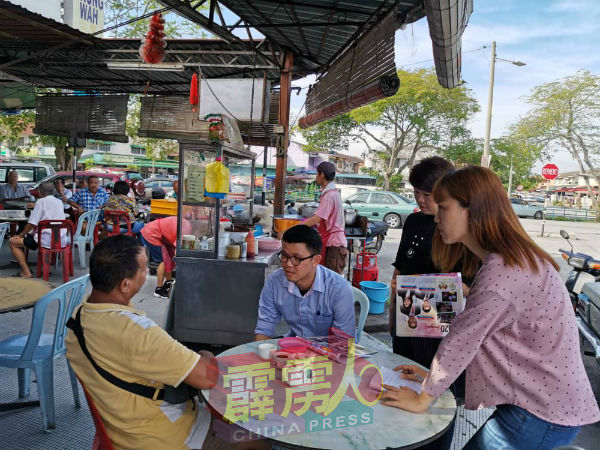 陈家兴（左2）在服务团队陪同下，走访卫星市，并坐下聆听民众对于各项课题的意见和看法。