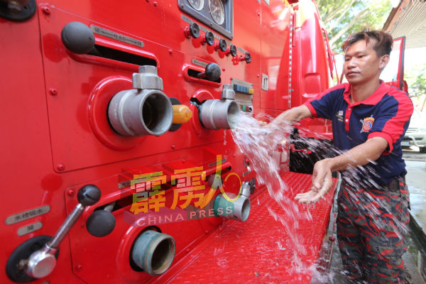 兵如港自愿消防队都会定时清理消防车。
