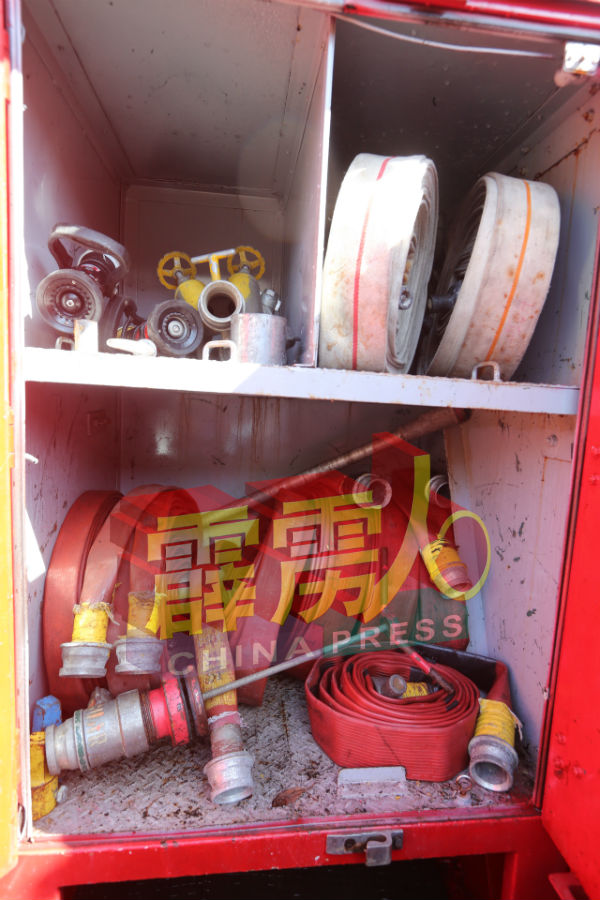 消防车内设有基本装备，如水喉及水泵等。