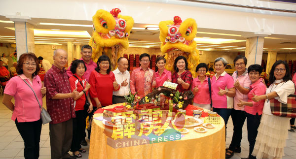 周锦欢（前排左6）对马来西亚华人妇女协会所烹煮的汤圆表示赞好。