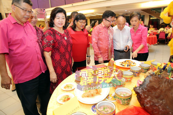 赖冠福（左起）、张文玉、林碧霞、周锦欢、罗义彬及关名洙，在场交流烹煮汤圆心得。