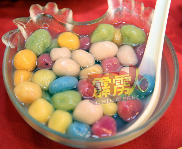 务边华人妇女会烹煮的“七彩汤圆迎冬至”，带出节日的喜气。