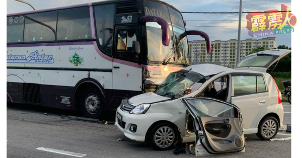 轿车与巴士迎面碰撞，轿车女司机当毙命，另2名女乘客受伤。