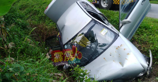 国产宝腾威拉撞入路边深沟，造成华裔司机死亡。