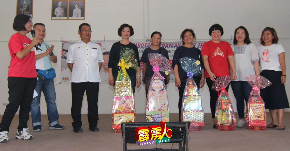 汤圆赛的5名得奖者，张月娥（左4起）、巫玉娣、江玉萍、温珍妮、及江翠玲领奖后，与罗金洧（左3）村长合照。左为司仪徐保萍。 
