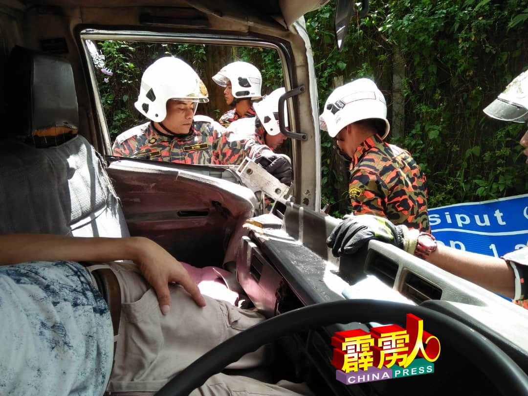 消拯员抵步后，设法救出受困司机座位残骸的华裔罗厘司机。