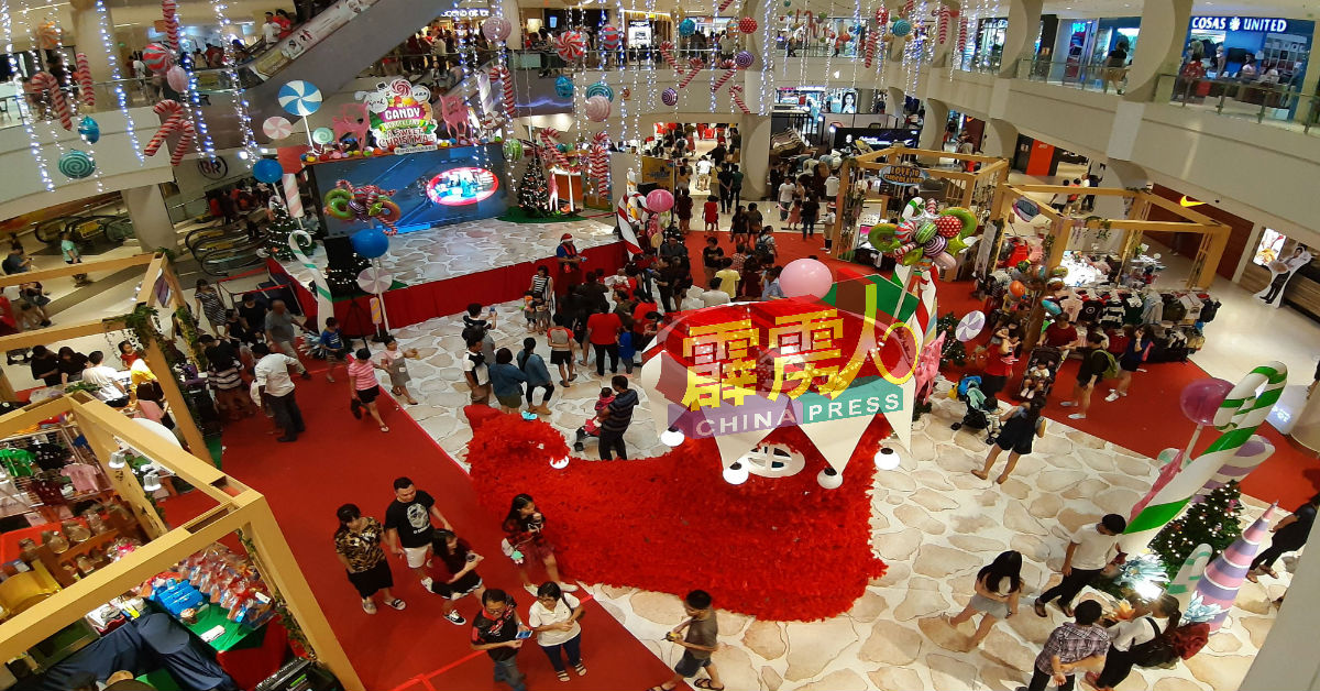 圣诞节商场现人潮，市民欢庆圣诞节也开始办年货。